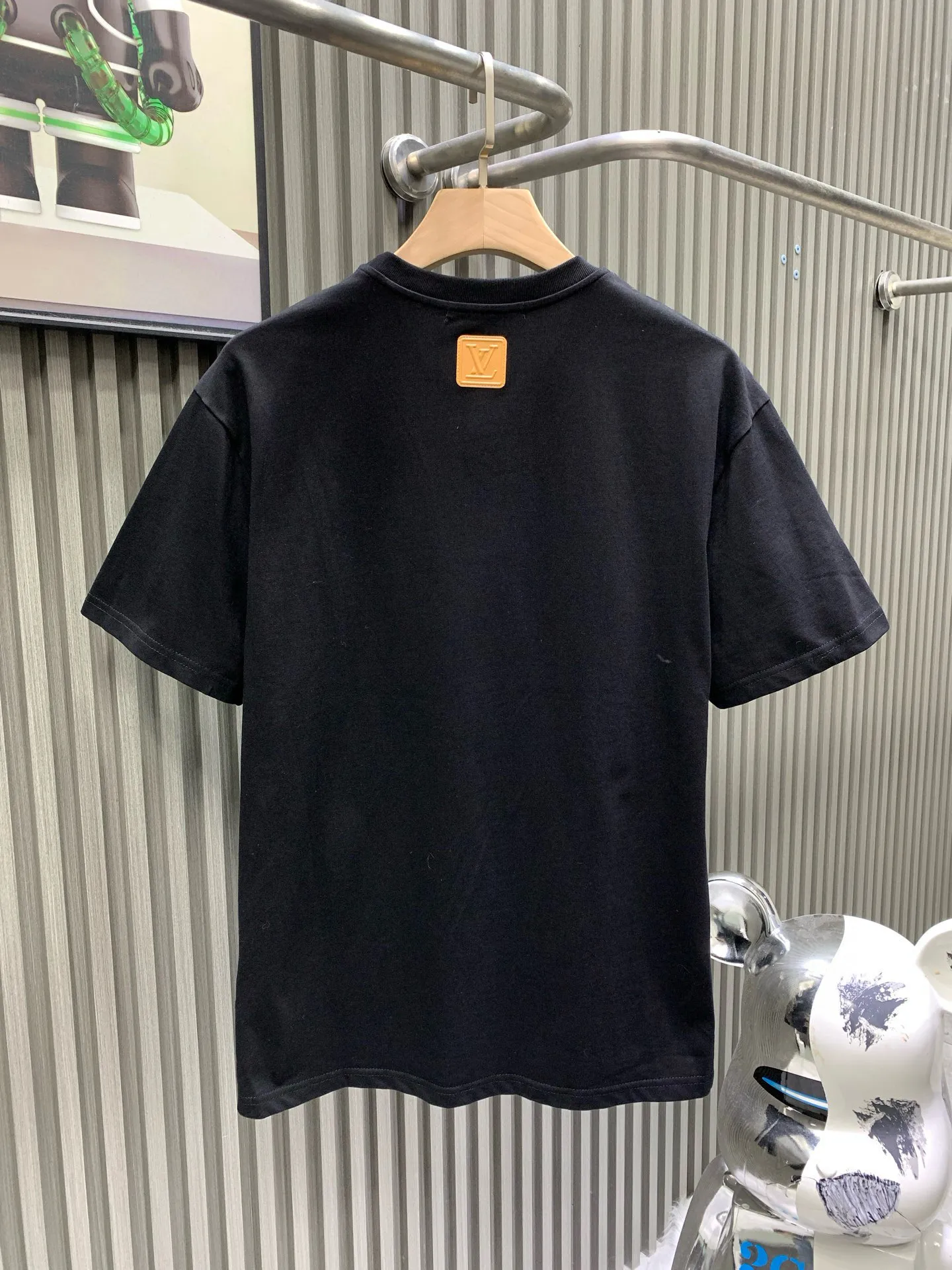 🅿️230 🀄️ Louis Vuitton LOUIS VUITTON pure cotton short sleeves with silicone front and rear leather labels. Made of 100% pure cotton. 280g double-ply combed cotton fabric. This fabric is a must-have fabric for summer short sleeves. Cotton can make the upper body more three-dimensional and breathable. Polyester material allows the clothes to be worn for a long time and still maintain elasticity. The leather label is made of silicone synthetic leather label with the brand's iconic LOGO on the surface. The 3D three-dimensional embossing effect presents a high-end style. The back collar is marked with LV's iconic LOGO. This short-sleeved crew neck shirt is made of soft cotton. The VVN leather patch on the front is embossed with the LV Vers logo, telling the long heritage of the brand's leather goods series. The small LV leather patch on the rear completes the details.